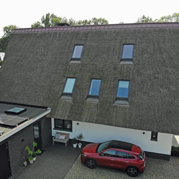 moderne rietgedekte villa blenke