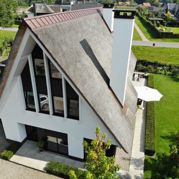 moderne rietgedekte villa blenke