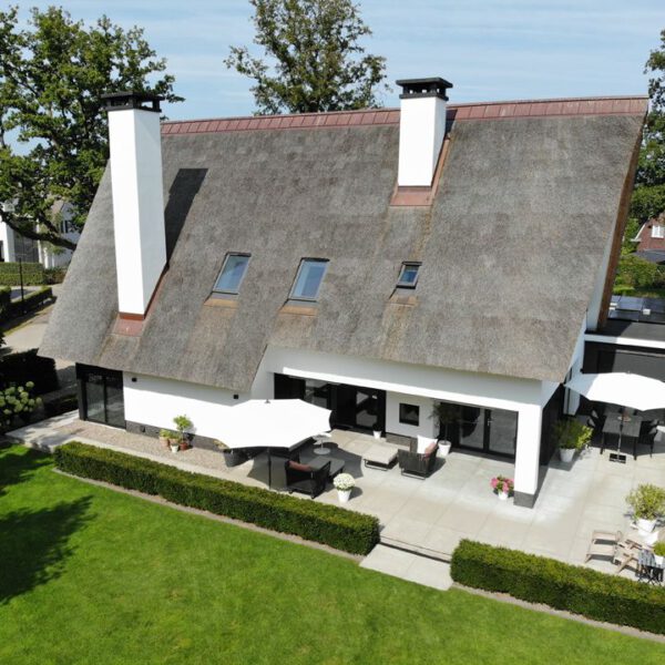 moderne rietgedekte villa blenke