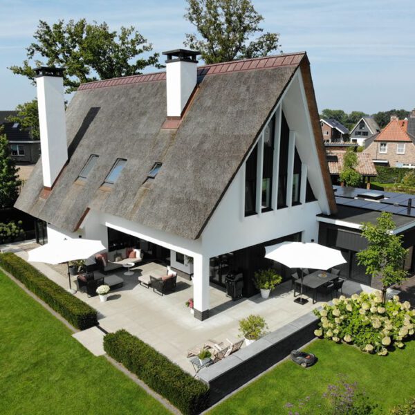 moderne rietgedekte villa blenke